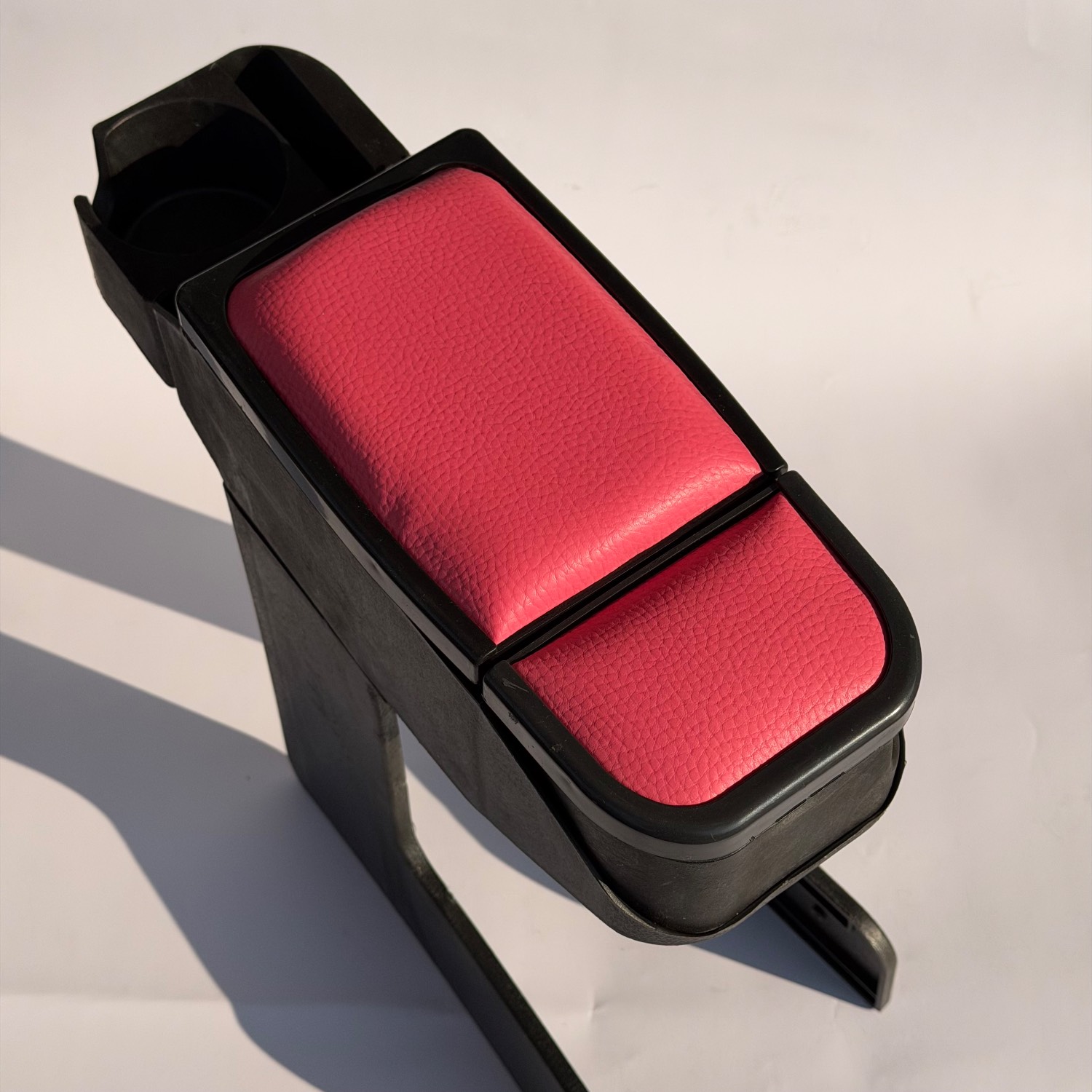 کنسول وسط دو لیوانه رنگ صورتی دور مشکی